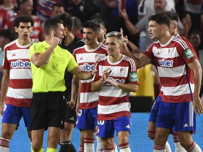 Los jugadores del Granada protestan al árbitro durante el partido del domingo contra el Barcelona.