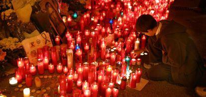 Un ni&ntilde;o enciende una vela en la estaci&oacute;n de cercan&iacute;as de El Pozo en memoria de las v&iacute;ctimas de los atentados contra los trenes del 11 de marzo en Madrid