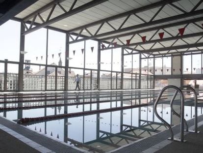 La piscina de las Escuelas P&iacute;as est&aacute; ubicada en un cuarto piso de la calle Hortaleza, con vistas sobre los tejados, y mide 25x12,5 metros. 