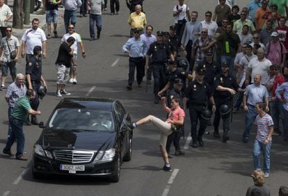 Un manifestante golpea un coche supuestamente de Uber durante una protesta en Madrid.