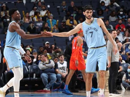 Santi Aldama, felicitado por un compañero tras el partido entre Memphis y Oklahoma City.