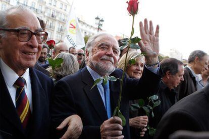 El candidato presidencial socialista, Manuel Alegre, saluda a sus seguidores en Lisboa.