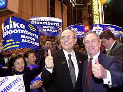 El actual alcalde de Nueva York, Giuliani (a la izquierda), y el candidato republicano, Bloomberg, en la campaña.