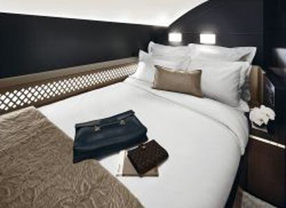 Aspecto de la cama de matrimonio incluida en la suite The residence de la aerolínea Etihad Airways.