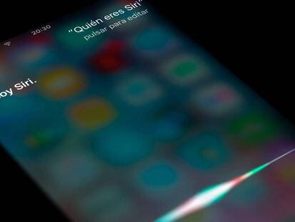 Un dispositivo iOs con la aplicación Siri en funcionamiento.