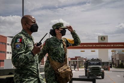Elementos del ejército mexicano recorren las instalaciones de la Escuela Militar de Materiales de Guerra, en la base aérea de Santa Lucía.