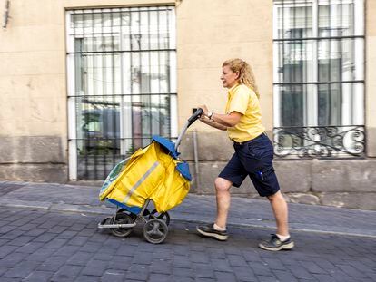 Una cartera de Correos, en el barrio de Lavapiés de Madrid.