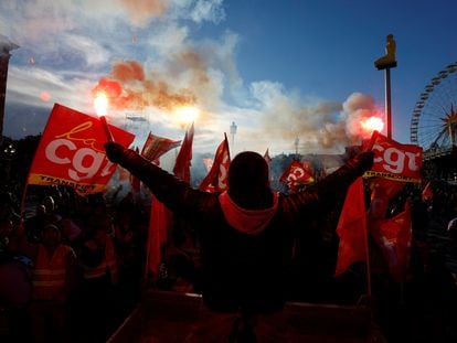 Unos manifestantes sostenían banderas de la CGT durante las protestas contra el plan de reforma de las pensiones en Niza, este jueves.