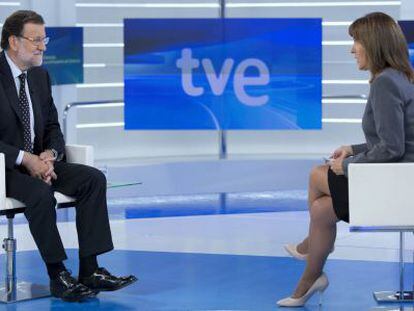 Mariano Rajoy durante la entrevista que le ha realizado este lunes la periodista Ana Blanco en TVE, en Madrid.