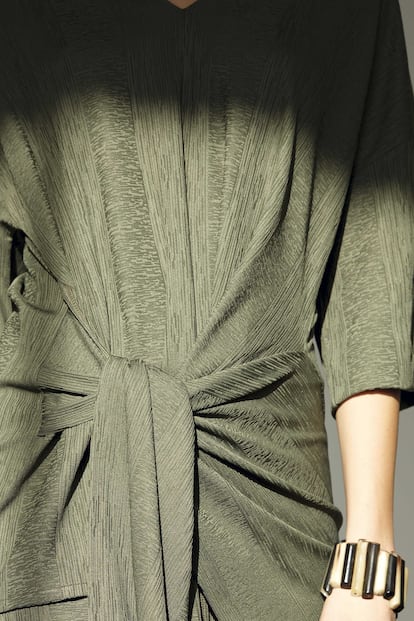 Anudarse la tendencia. Un detalle tan sencillo como un nudo trasforma de forma mágica una prenda. Los nudos vuelven con la fuerza de los setenta para colarse en un armario relajado y elegante. En la imagen, camiseta asimétrica con nudo frontal y manga quimono (69,99 €) y brazalete (49,99 €), ambos de WOMAN LIMITED EL CORTE INGLÉS.