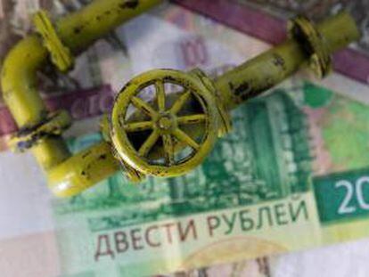 Maqueta de gasoducto sobre billetes de rublos.
