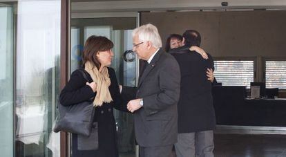 El consejero Ferran Mascarell saluda a Pilar Bertran, editora de Edicions 62.