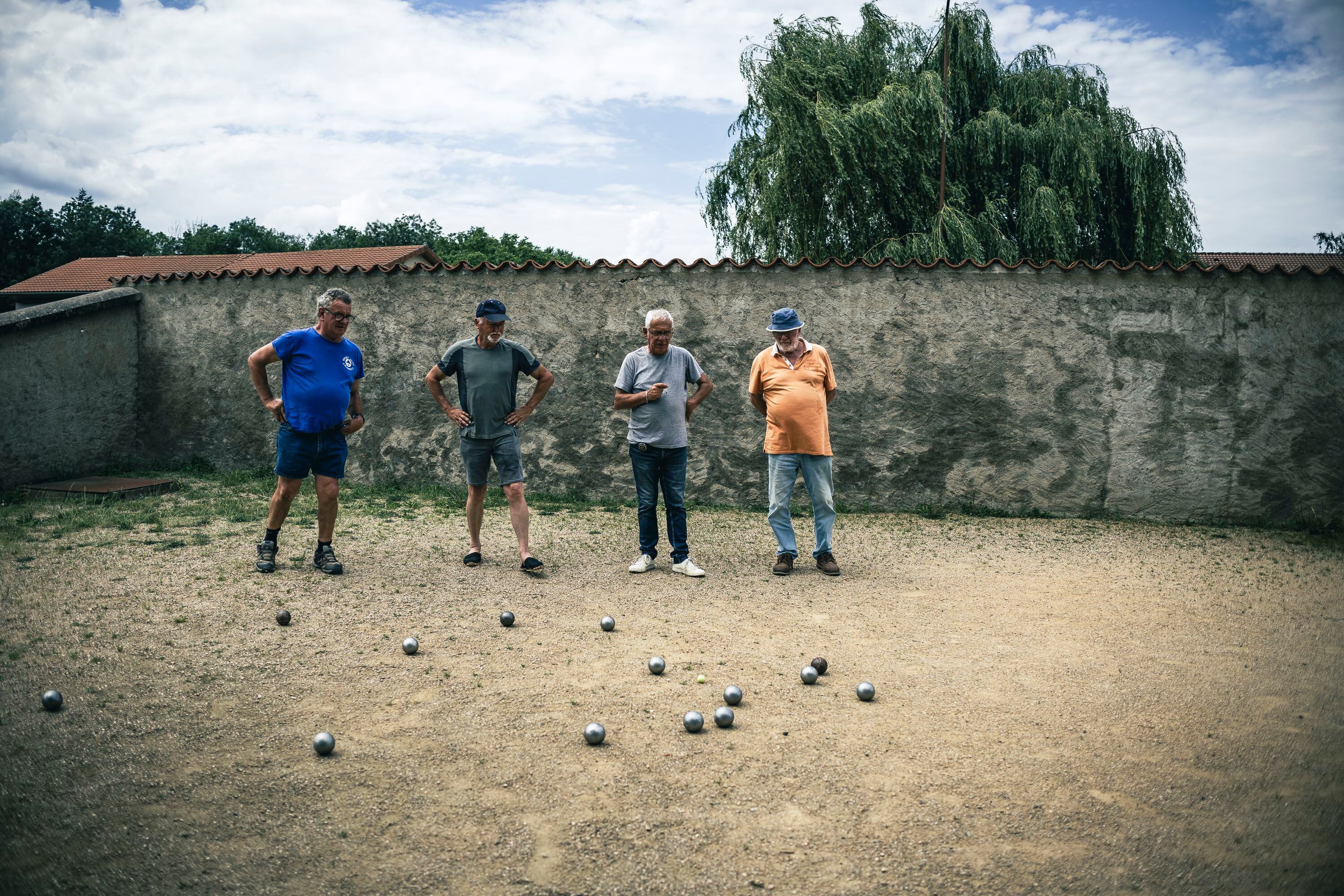 Alguns homens jogavam petanca em Champoly, perto de Laprugne, na última quinta-feira.