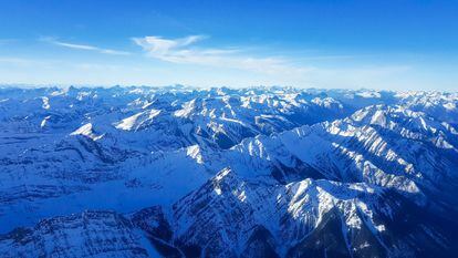 Vista panorámica de las Montañas Rocosas canadienses desde el helicóptero.
