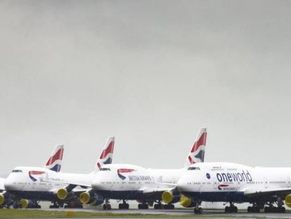 Aviones de IAG en el aeropuerto de Cardiff, Reino Unido.