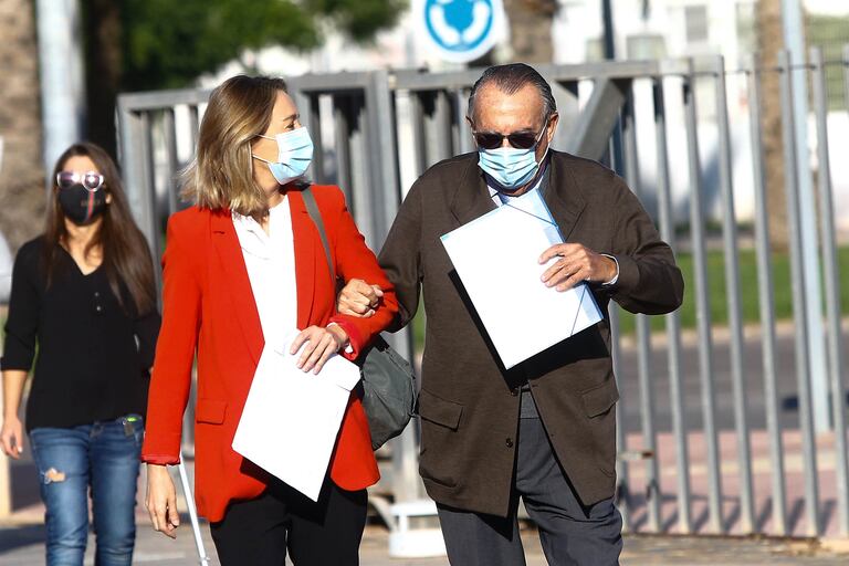 Carlos Fabra, con su hija Andrea, a su llegada el pasado mes a los juzgados de Castellón, que lo investigan por cinco presuntos delitos.