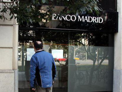 Un cliente de Banco Madrid, ante una de las oficinas de la entidad.