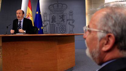 Alfredo Pérez Rubalcaba comparece en rueda de prensa, ante la mirada de Pere Navarro, en febrero de 2011.