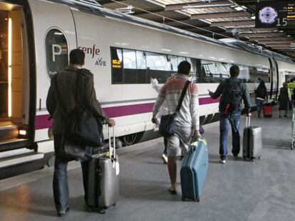 Un grupo de pasajeros toma el AVE en la estaci&oacute;n madrile&ntilde;a Puerta de Atocha. / EFE