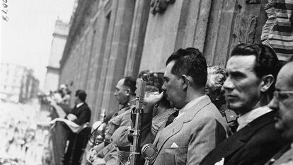 El presidente Cárdenas habla desde un balcón de Palacio Nacional hacia el Zócalo, durante un desfile para celebrar la expropiación el 25 de marzo de 1938.
