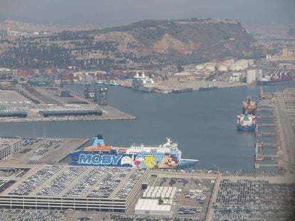 Vista de los barcos que alojan a guardias y polic&iacute;as en el puerto de Barcelona.