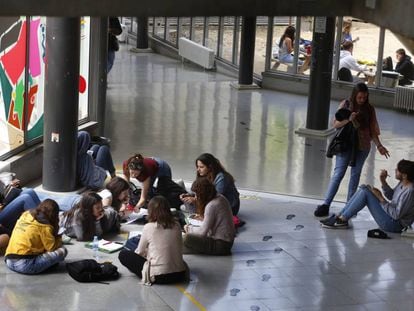 Un grupo de estudiantes en la Universidad Autónoma de Barcelona. 