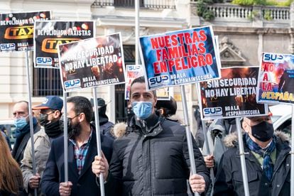 Varias personas con carteles en una concentración contra la reforma de la ‘Ley Mordaza’, frente a la Delegación del Gobierno de Madrid, este jueves.