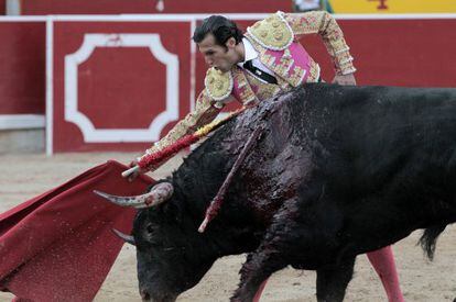 David Mora en su segundo toro, en la feria de San Fermín.