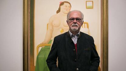 Botero, ante una de sus cuadros expuestos en la galería Marlborough