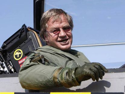 Bjorn Kjos, que fue piloto militar noruego durante la Guerra Fría, tras aterrizar a los mandos de un caza Gripen en Oslo.