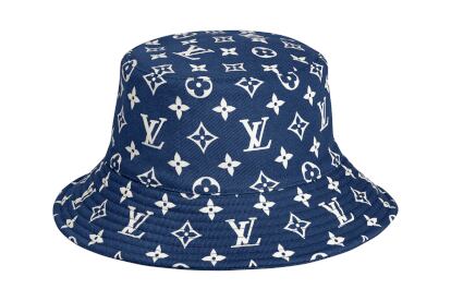 Bucket hat con estampado monograma de Louis Vuitton (540 €).