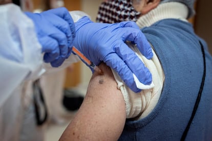 Un sanitario pone la vacuna contra la covid-19 en una residencia de Madrid.