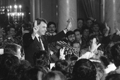 Felipe González hace el signo de la victoria en la rueda de prensa celebrada en Madrid, al borde de la mayoría absoluta, en las elecciones legislativas el 29 de octubre de 1989.