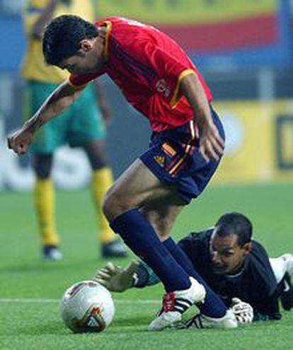 Raúl se aprovecha de un error de Arendse y le arrebata el balón en el 1-0 de España ante Suráfrica.