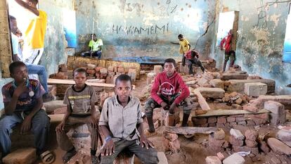 El 4 de mayo de 2023, en la República Centroafricana, unos niños juegan en una escuela vacía de Am-Dafock, adonde han llegado unas 13.000 personas, el 90% mujeres y niños, tras huir de Sudán debido a la escalada de violencia en ese país.