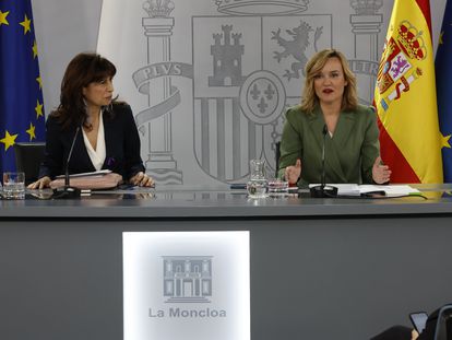 La ministra de Educación y portavoz del Gobierno, Pilar Alegría (a la derecha), y la ministra de Igualdad, Ana Redondo, este martes, en la rueda de prensa posterior al Consejo de Ministros.