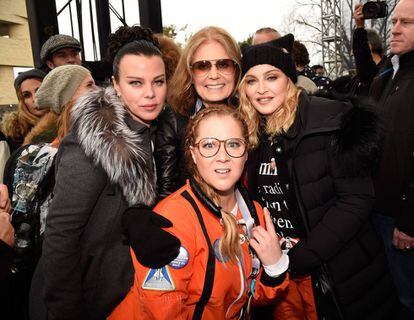Madonna junto a Debi Mazar, Gloria Steinem, y Amy Schumer durante la Marcha de las Mujeres en Washington el pasado 21 de enero.