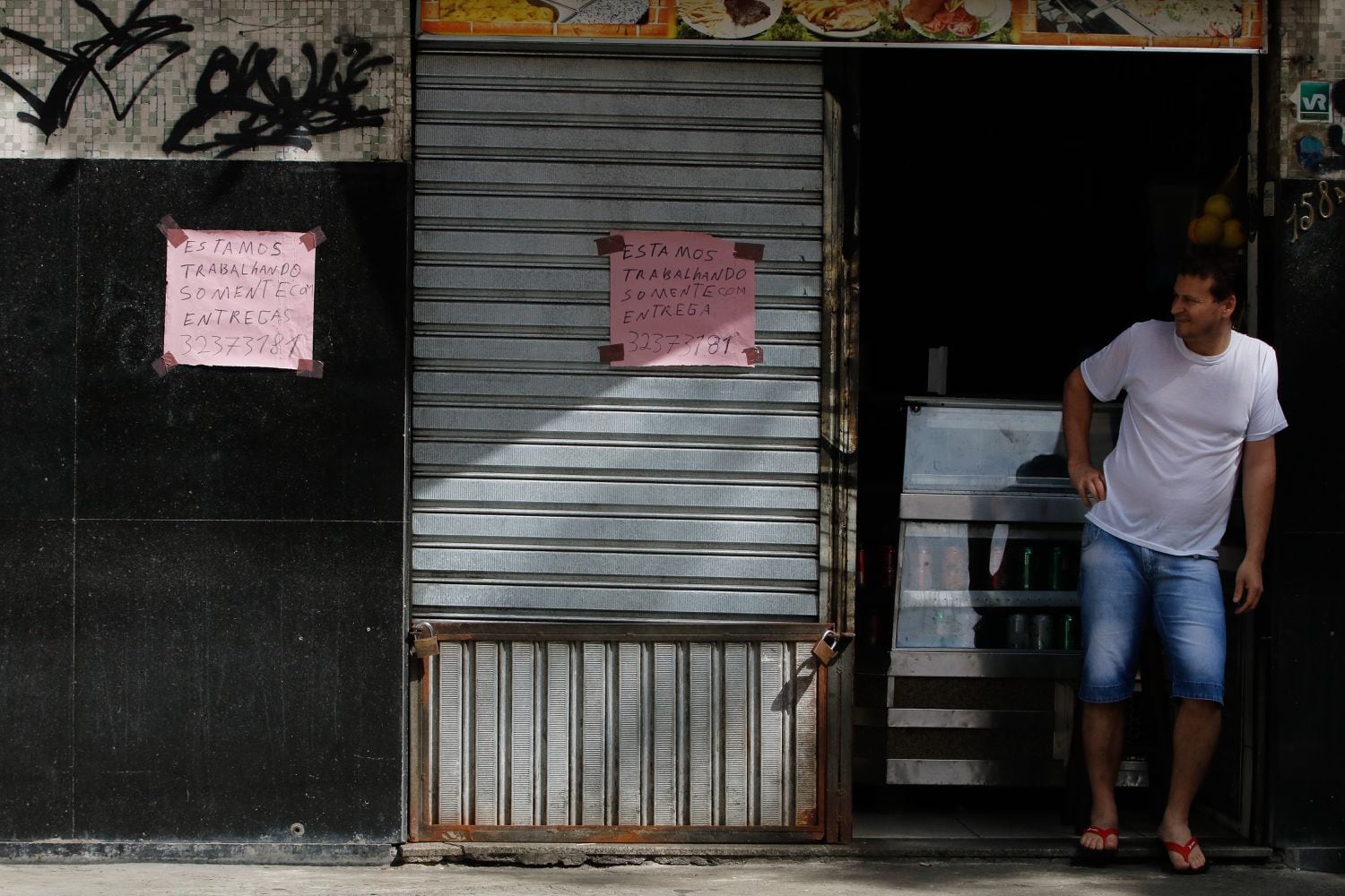 Un comercio en Río de Janeiro, cerrado por orden de la prefectura.