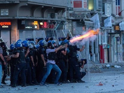 La policía antidisturbios lanza gases lacrimógenos en la plaza Taksim, en Estambul, en 2013.