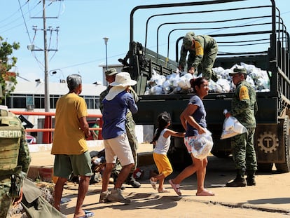 Integrantes del Ejército mexicano reparten víveres a personas afectadas por el paso del huracán 'Otis', en Acapulco, este miércoles.