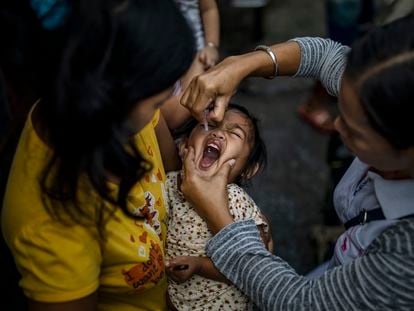 Una niña recibe la vacuna de la polio en Filipinas, en 2019.
