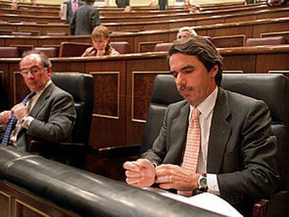 Rodrigo Rato y José María Aznar, durante la sesión de control del Congreso.