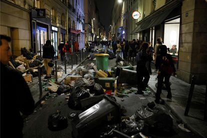Desechos tirados en una calle de París por la huelga de los trabajadores de recogida de basura, este jueves.