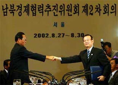 El delegado de Corea del Norte (izquierda) estrecha la mano de su homólogo surcoreano, ayer en Seúl.