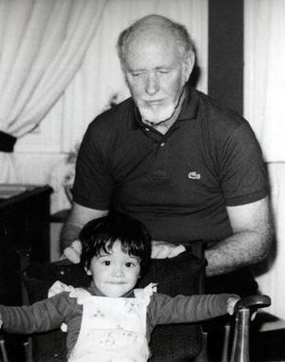 El piloto Harold Whitaker, con un nieto, poco antes de desaparecer.