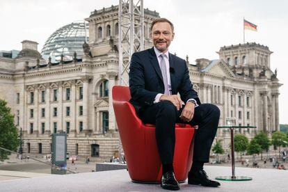 El líder de los liberales alemanes, Christian Lindner, posa el 25 de julio antes de una entrevista electoral en la cadena ARD en Berlín.