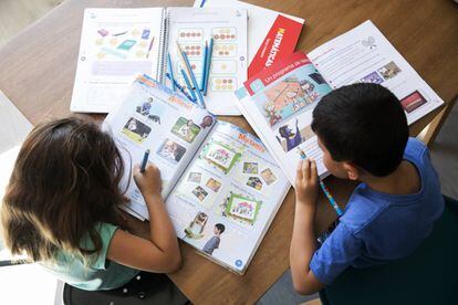Nens amb llibres de text de primària.