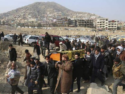 Entierro de una víctima de un atentado suicida en Kabul, la capital de Afganistán, a finales de enero.