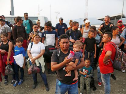 Un grupo de migrantes cubanos sobre una carretera en Huixtla, un municipio al sur de México, después de que sus autobuses fueran detenidos por las autoridades.