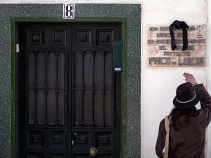 Un hombre, ante la casa de Algeciras donde vivió Paco de Lucía.